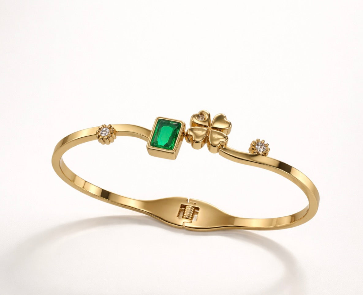Emerald Clover 18K Gold Plated Stainless Steel Bracelet – Anti-Tarnish Lucky Charm Side-Open Bracelet