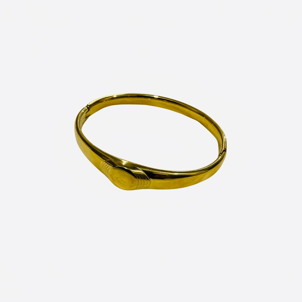 Bold Noir Signet Bangle in 18K Gold-Plated Anti-Tarnish Steel